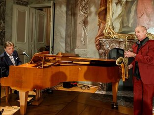 Musik: Dr. Uwe Koch am Flügel und Ritski Bracht am Saxophon 