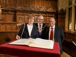 Inge Günter, OB Markus Lewe, Abdallah Frangi 