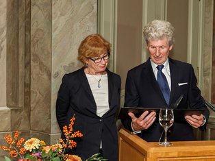 Verlesung der Urkunde 