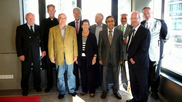 Süssmuth im Kreis von anderen DINO-Beirats- und Kuratoriumsmitgliedern