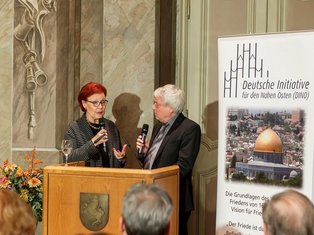 Überraschungsgast Bundesministerin a.D. Heidemarie Wieczorek-Zeul im Gespräch mit Thomas Nehls, Geschäftsführer DINO 